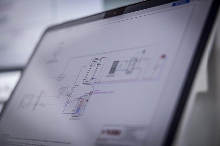 Technisches Schema auf Monitor Nahaufnahme eines Bildschirms mit einem detaillierten technischen Schema für Heizungs- und Speicheranlagen