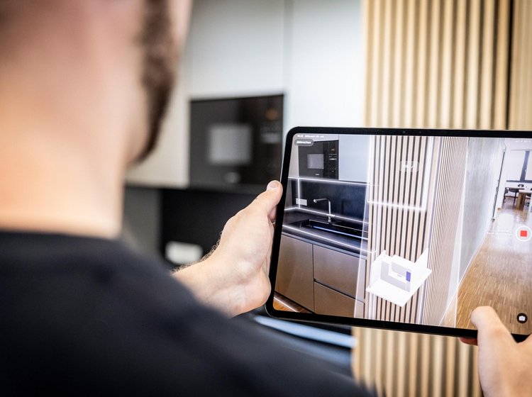 Digitale Küchenvermessung am Tablet Bedienung einer Tablet-App zur digitalen Raumvermessung und 3D-Modellierung einer Küche