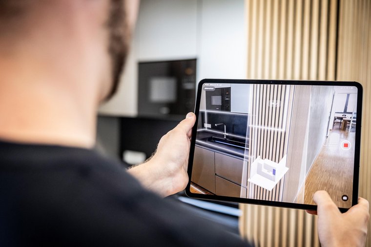 Bedienung einer Tablet-App zur digitalen Raumvermessung und 3D-Modellierung einer Küche